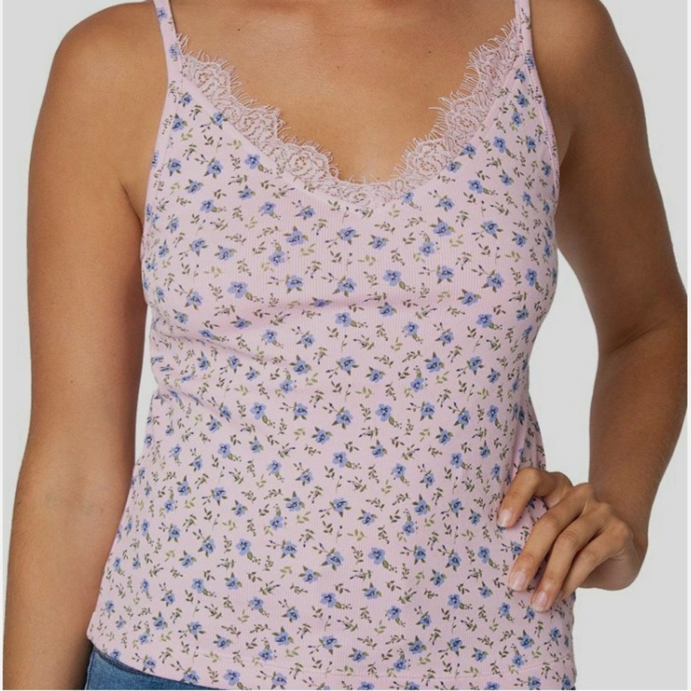 Pink tank w flowers.